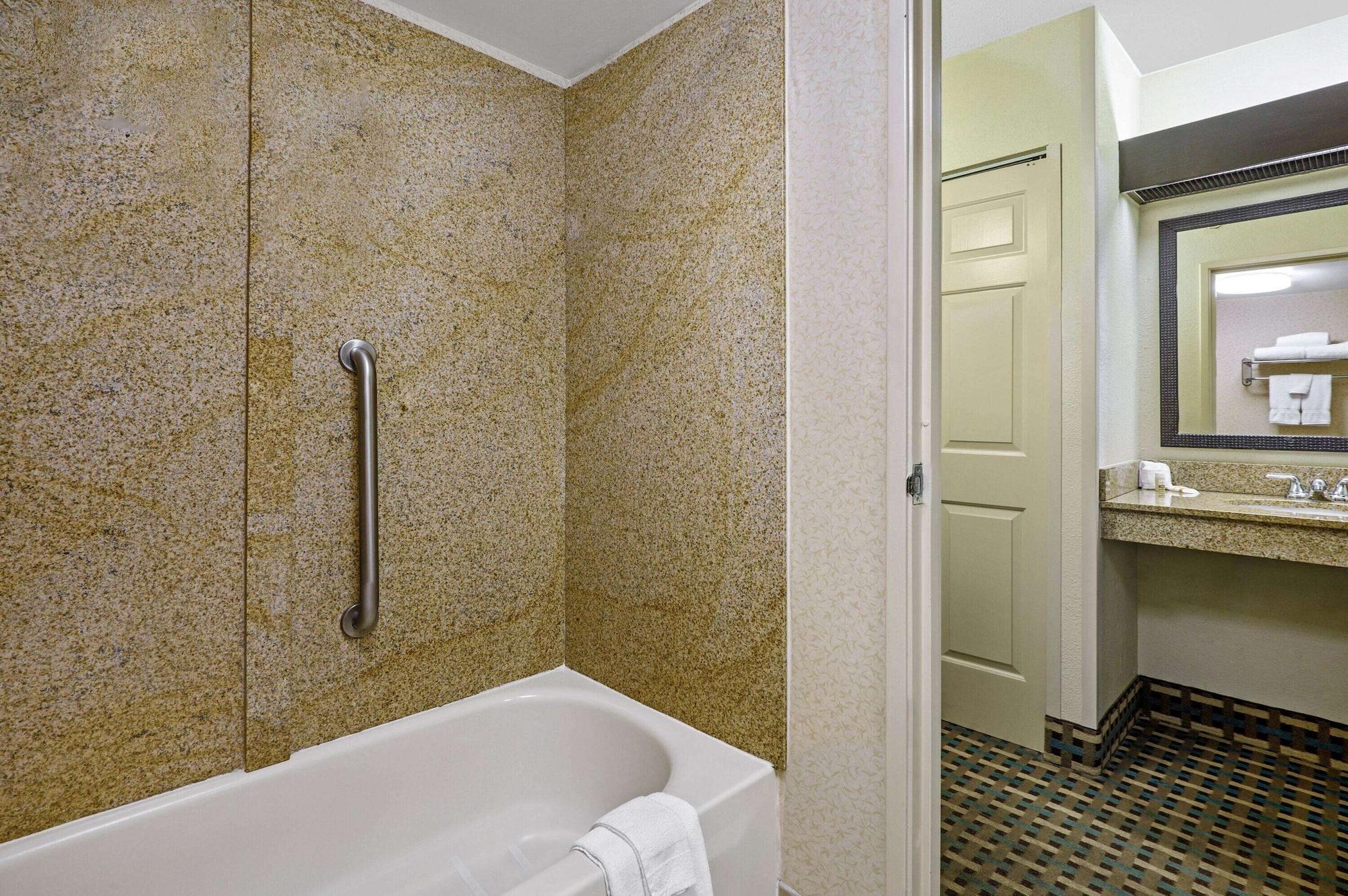 La Quinta Inn By Wyndham Columbia Se Fort Jackson Zewnętrze zdjęcie
