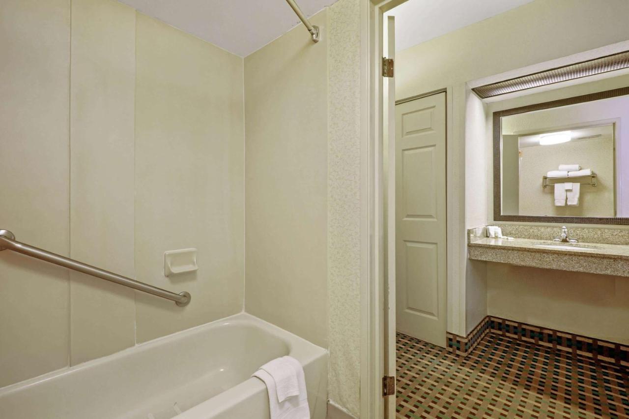 La Quinta Inn By Wyndham Columbia Se Fort Jackson Zewnętrze zdjęcie